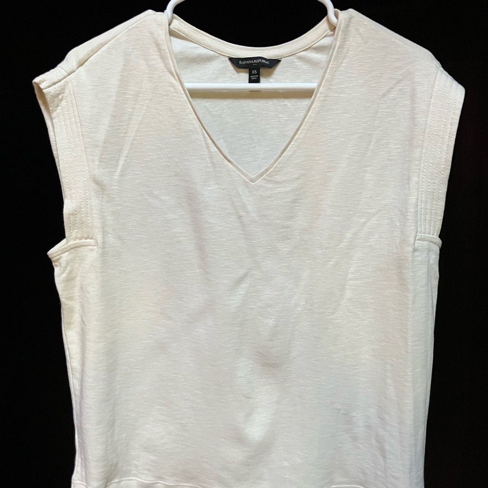 Banana Republic V-neck sleeveless sweater medium
